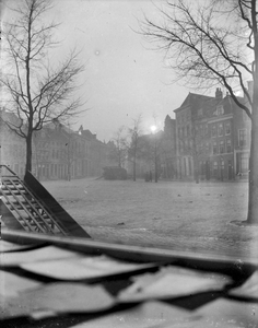 853380 Gezicht over Neude te Utrecht richting de Vinkenburgstraat, vanuit de etalage van de steendrukkerij J.A.Moesman ...